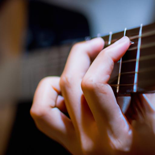 Bàn tay của người chơi guitar hình thành hợp âm yêu là cưới.