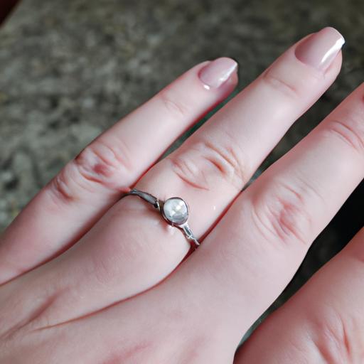 Bàn tay cầm nhẫn cưới đơn giản với viên kim cương sang trọng