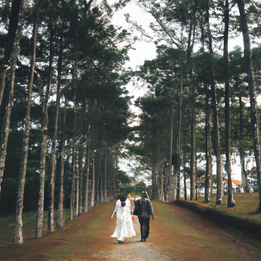 Cô dâu chú rể nắm tay nhau đi bộ dọc con đường xen kẽ giữa những hàng cây xanh tại Đà Lạt.