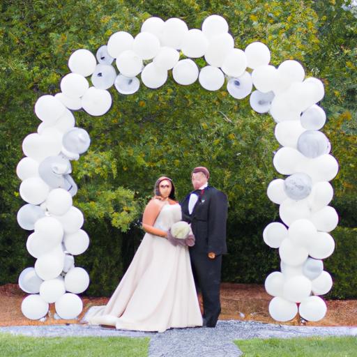 Cặp đôi đứng dưới cổng bong bóng đám cưới tuyệt đẹp tại tiệc cưới của họ
