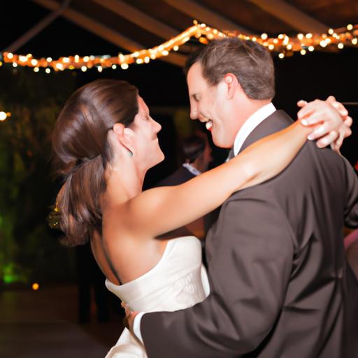 Cô dâu chú rể chia sẻ khoảnh khắc lãng mạn khi nhảy múa trong đêm tiệc cưới của mình.