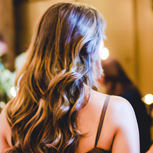 Khách mời đi đám cưới với tóc xoăn dài được tạo kiểu nửa lên nửa xuống