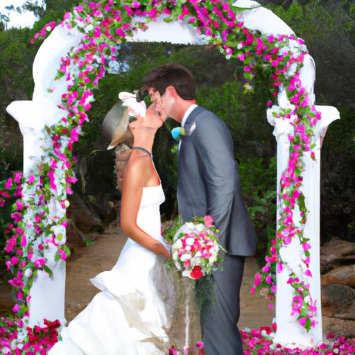 Cô dâu và chú rể hôn nhau dưới cổng hoa trong lễ cưới của họ.
