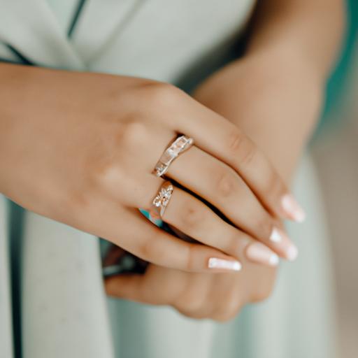 Một tấm gần về chiếc nhẫn cưới đẹp trên ngón tay của cô dâu.