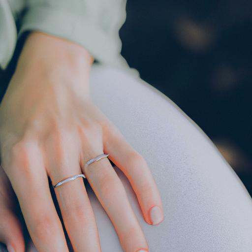 Một bức ảnh chụp cận cảnh bàn tay của phụ nữ với chiếc nhẫn cưới trên ngón tay áp út.
