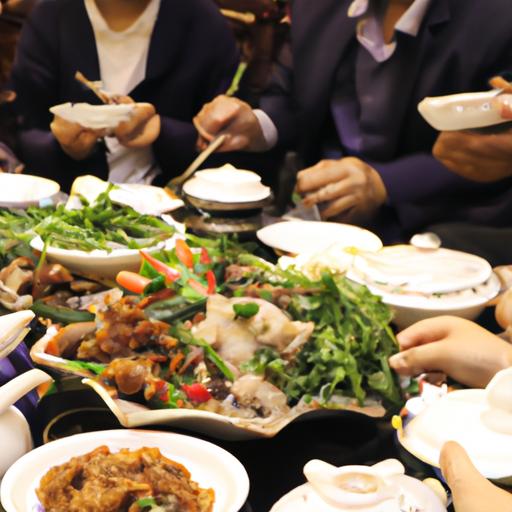 Một nhóm người thưởng thức thực đơn đa dạng và ngon miệng tại một nhà hàng tiệc cưới ở Nam Bộ