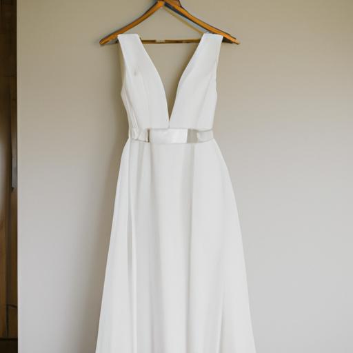 Chiếc váy cưới tối giản với đường xòe nhẹ và cổ chữ V trên móc treo