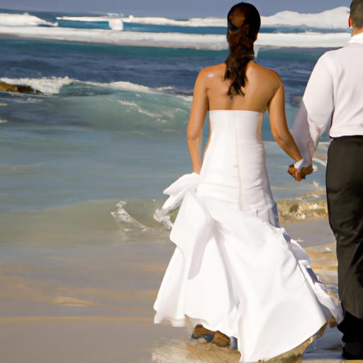 Cô dâu chú rể nắm tay nhau đi dạo trên bãi biển.