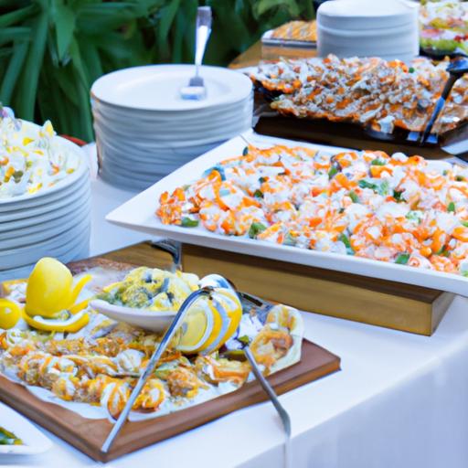 Một bàn ăn đầy đủ các món ăn ngon, bao gồm hải sản, thịt và các lựa chọn ăn chay, cho một bữa tiệc cưới đầy trang trọng.