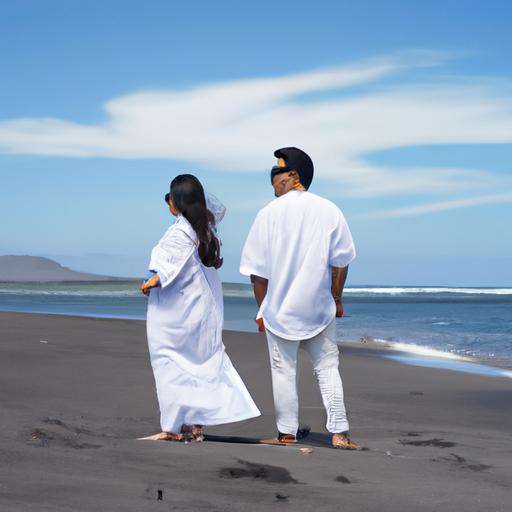 Cặp đôi tối giản đứng trên bãi biển, mặc trang phục trắng giống nhau