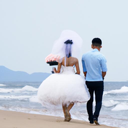 Cặp đôi trẻ đi dạo trên bãi biển miền Trung sau lễ cưới