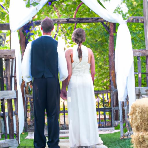 Cô dâu và chú rể nắm tay nhau trước một cánh cổng hoa đẹp mắt.