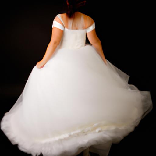 Cô dâu xoay váy cưới xòe bồng công chúa với lớp vải tulle mềm mại