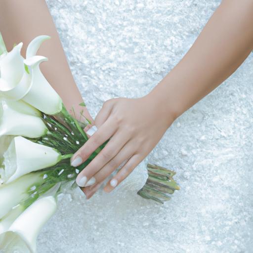 Gần cận về đôi tay của cô dâu cầm một bó hoa trắng.