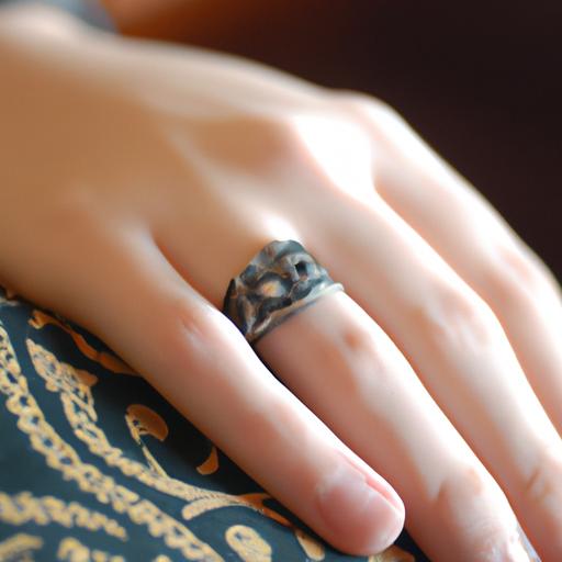 Gần cận một chiếc nhẫn cưới trên tay người. Nhẫn ở tay trái và có thiết kế tinh xảo.