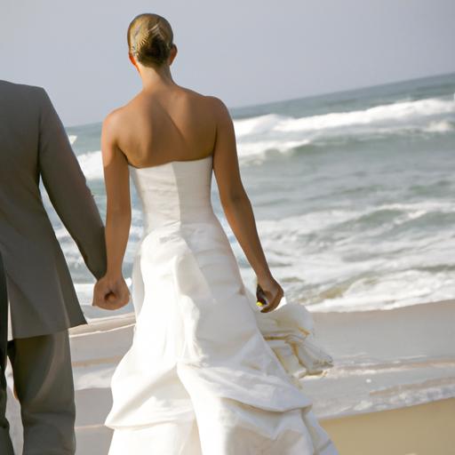 Lê Lộc và chồng sắp cưới của cô ấy đang đi bộ trên bãi biển và nắm tay nhau.