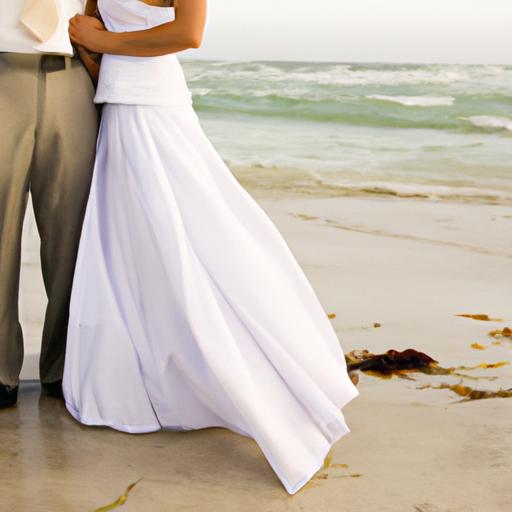 Cặp đôi tình nhân đứng chung trên bãi biển, với ánh hoàng hôn lung linh phía sau. Cô dâu diện chiếc váy cưới chiffon bay bổng, đón gió biển, trong khi chú rể trang trọng với áo sơ mi trắng và quần kaki. #chân_váy_đi_đám_cưới